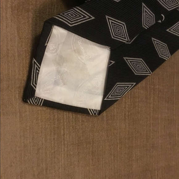 FIVE VINTAGE HIGH END TIES-GUCCI, FERRAGAMO,... - Picture 9 of 10